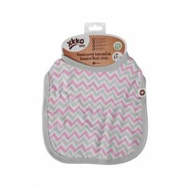 XKKO Bambusový podbradník Scandinavian Baby Pink Chevron